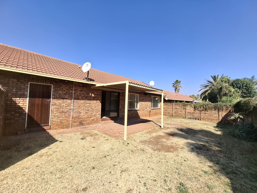 To Let 2 Bedroom Property for Rent in Pierre Van Ryneveld Gauteng