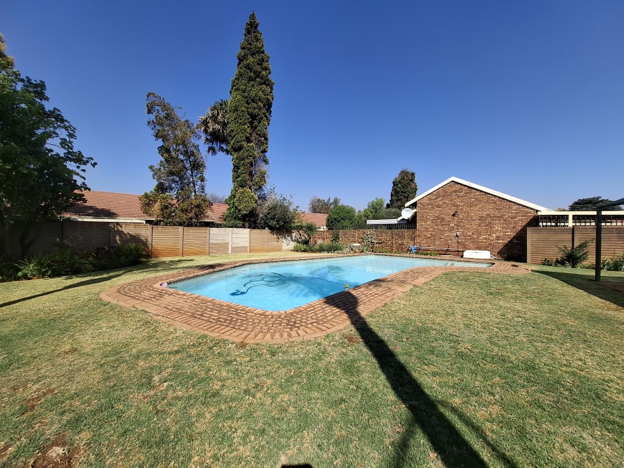 To Let 2 Bedroom Property for Rent in Pierre Van Ryneveld Gauteng