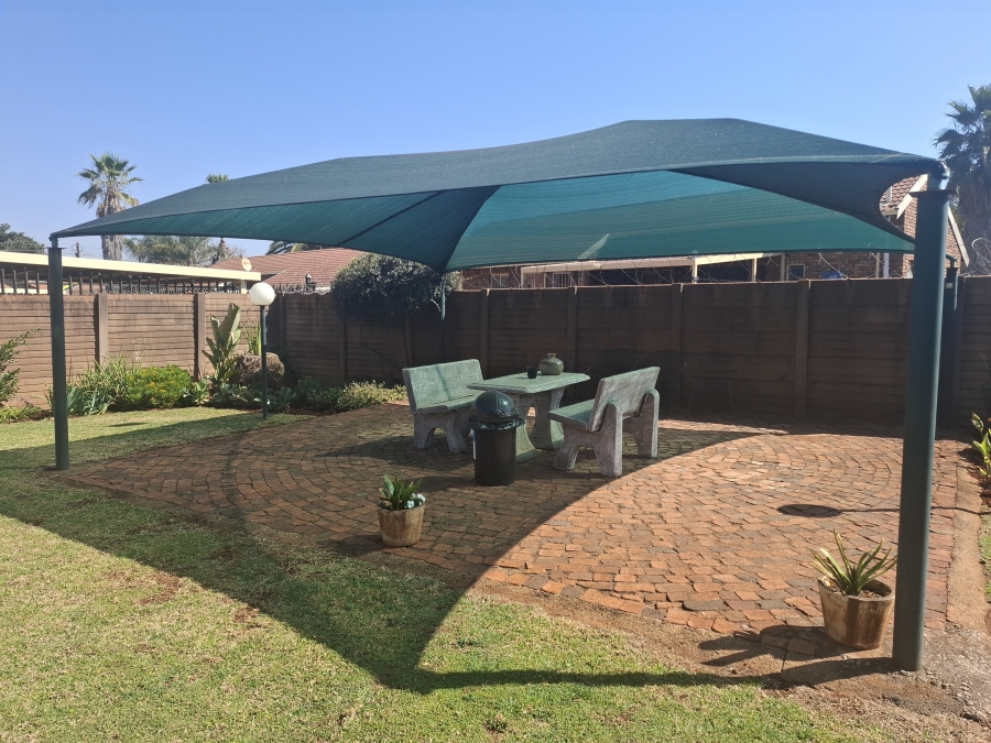 To Let 2 Bedroom Property for Rent in Pierre Van Ryneveld Gauteng