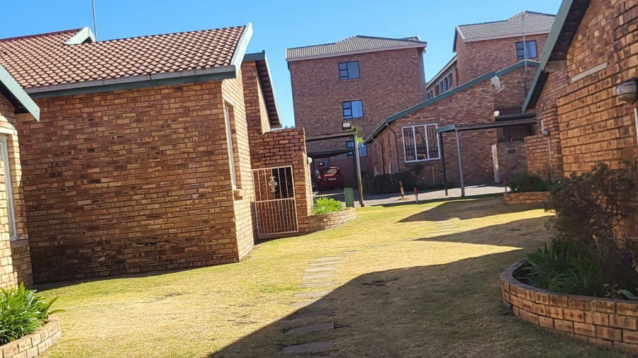 2 Bedroom Property for Sale in Witpoortjie Gauteng