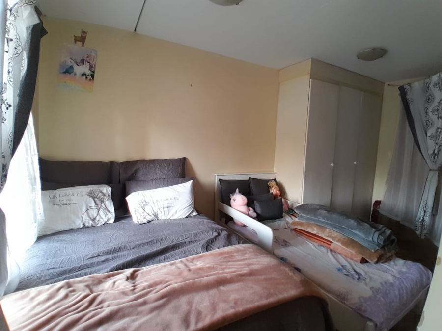 1 Bedroom Property for Sale in Silver Lakes Gauteng