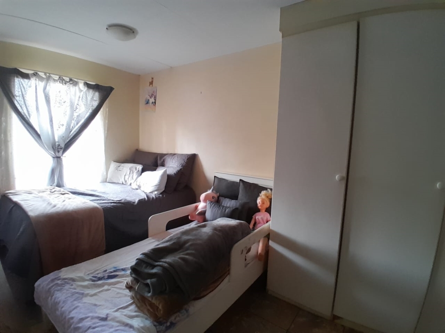 1 Bedroom Property for Sale in Silver Lakes Gauteng