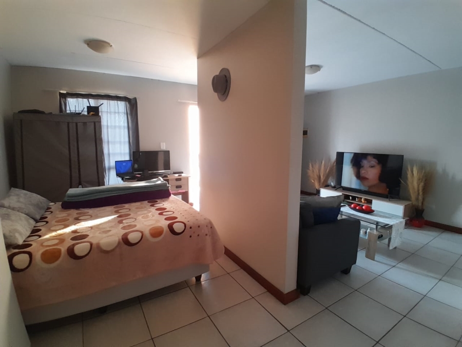 1 Bedroom Property for Sale in Silver Lakes Gauteng