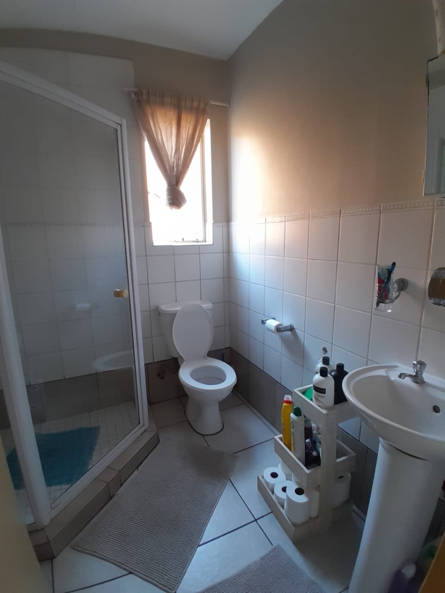 1 Bedroom Property for Sale in Silver Lakes Gauteng