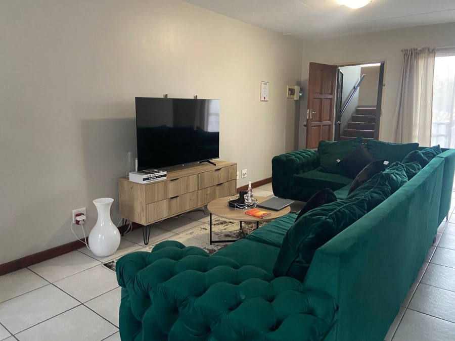 1 Bedroom Property for Sale in Silver Lakes Gauteng