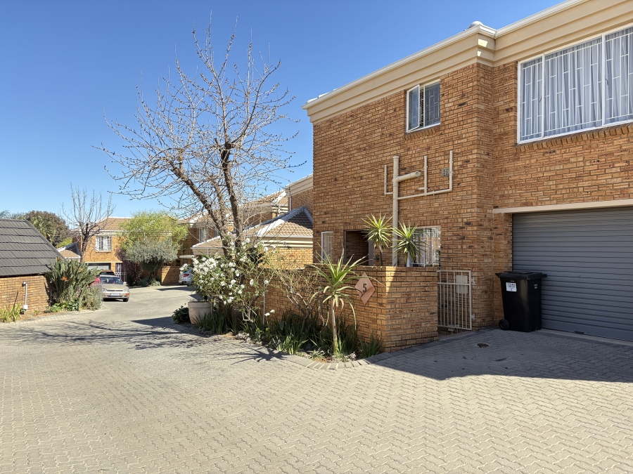 3 Bedroom Property for Sale in Honeydew Ridge Gauteng