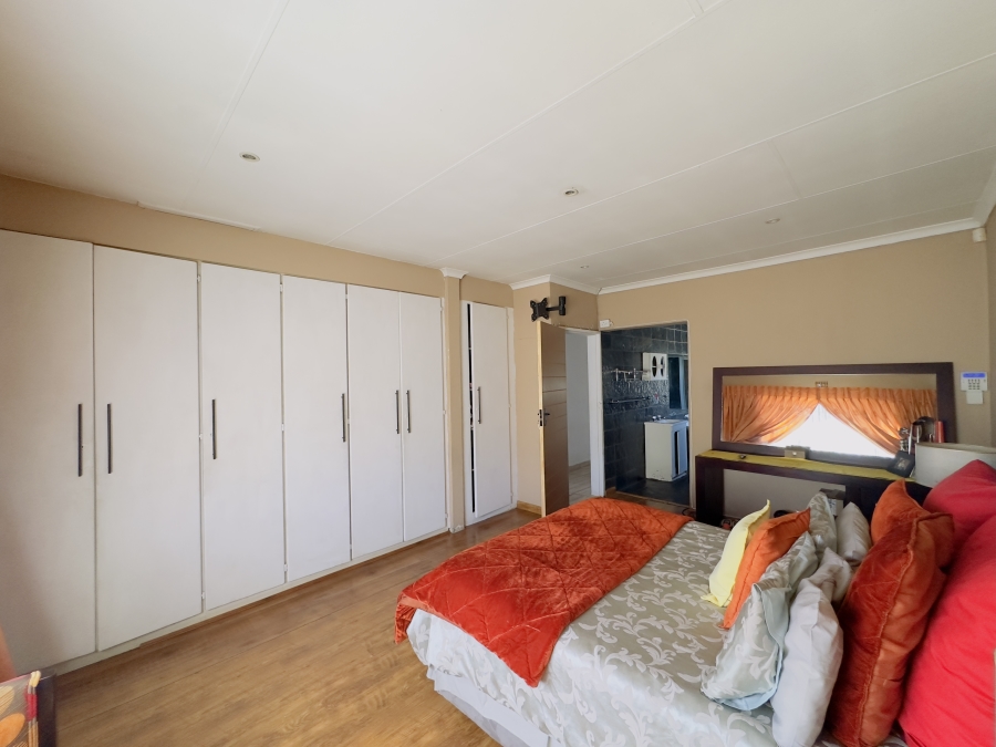 4 Bedroom Property for Sale in Verwoerdpark Gauteng