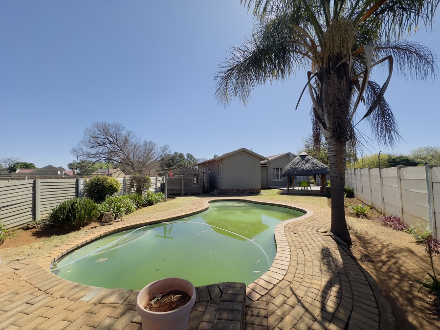 4 Bedroom Property for Sale in Verwoerdpark Gauteng