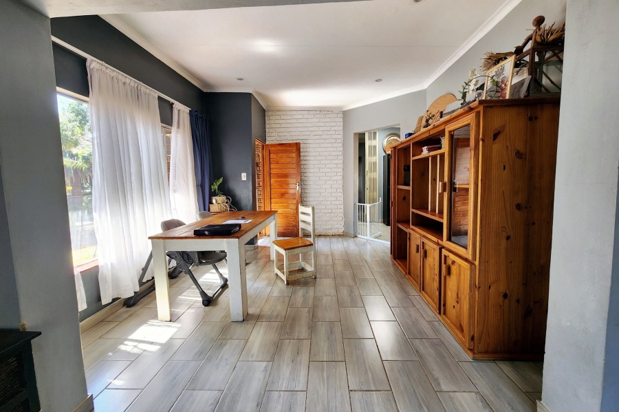 5 Bedroom Property for Sale in Pierre Van Ryneveld Gauteng