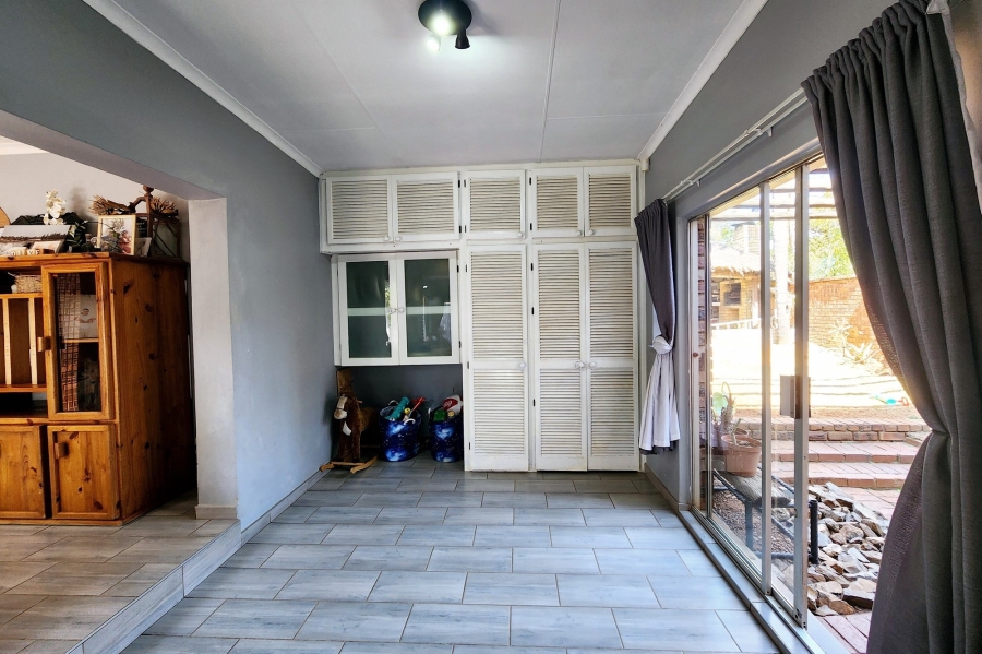 5 Bedroom Property for Sale in Pierre Van Ryneveld Gauteng