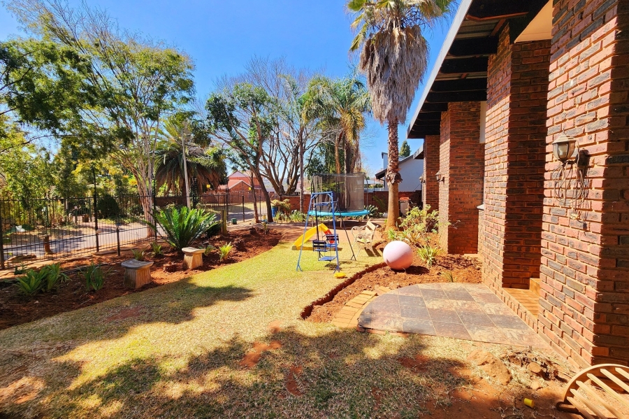 5 Bedroom Property for Sale in Pierre Van Ryneveld Gauteng