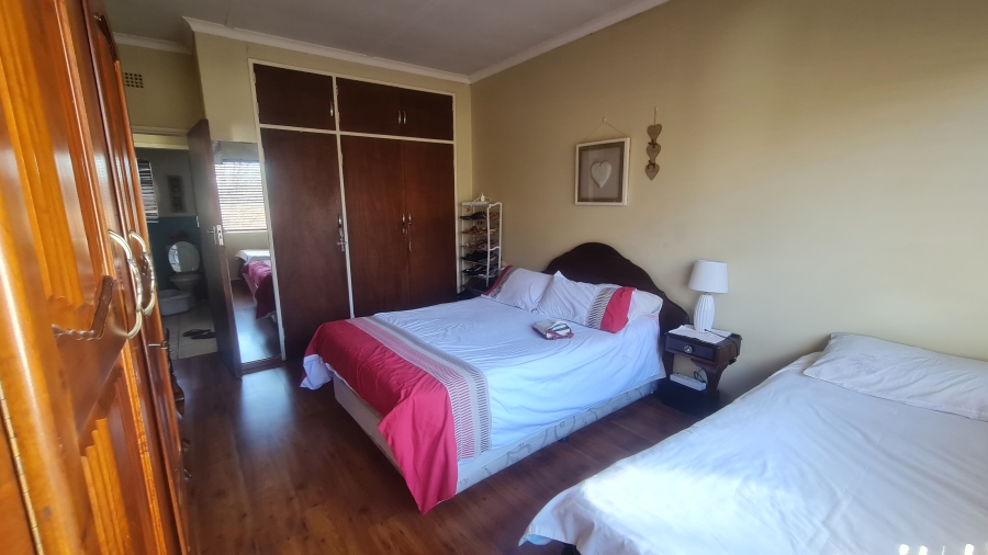 1 Bedroom Property for Sale in Florida Lake Gauteng