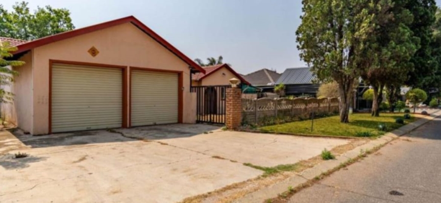 5 Bedroom Property for Sale in Glen Marais Gauteng