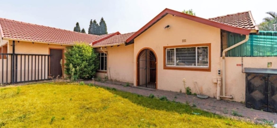 5 Bedroom Property for Sale in Glen Marais Gauteng