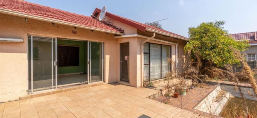 5 Bedroom Property for Sale in Glen Marais Gauteng