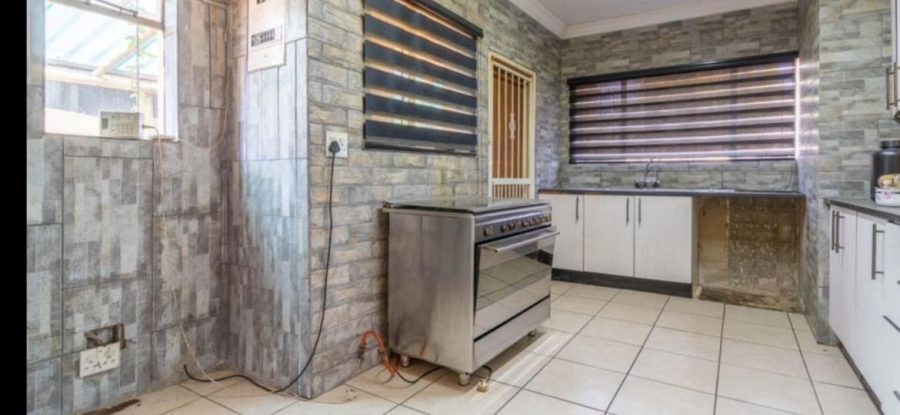 5 Bedroom Property for Sale in Glen Marais Gauteng