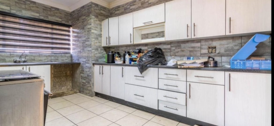 5 Bedroom Property for Sale in Glen Marais Gauteng