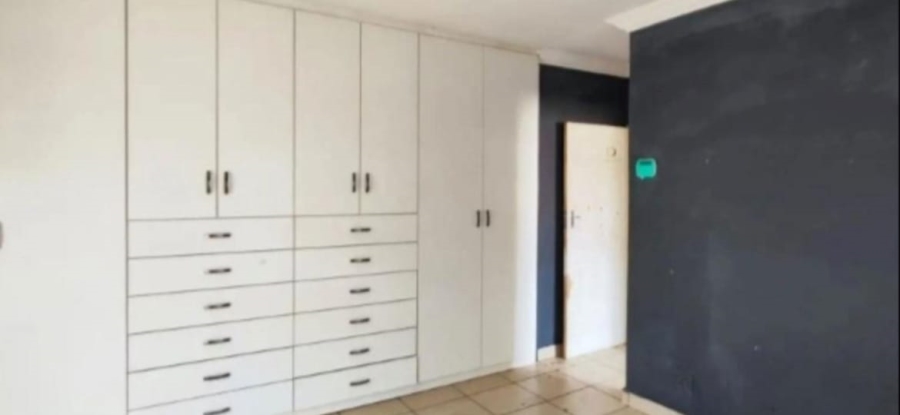 5 Bedroom Property for Sale in Glen Marais Gauteng