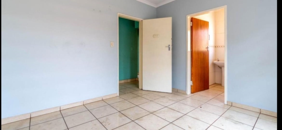 5 Bedroom Property for Sale in Glen Marais Gauteng