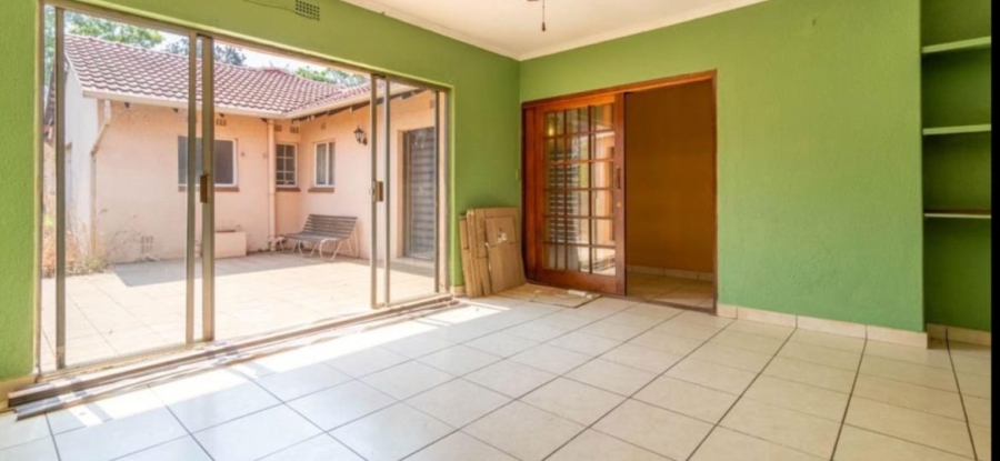 5 Bedroom Property for Sale in Glen Marais Gauteng