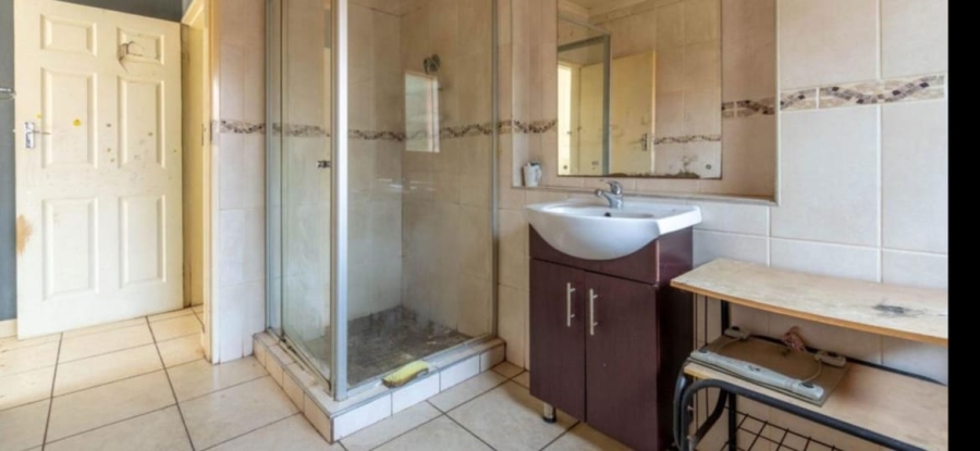 5 Bedroom Property for Sale in Glen Marais Gauteng