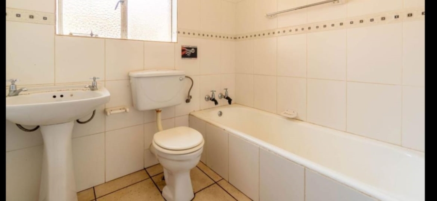 5 Bedroom Property for Sale in Glen Marais Gauteng