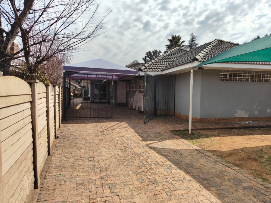 To Let 3 Bedroom Property for Rent in Risiville Gauteng