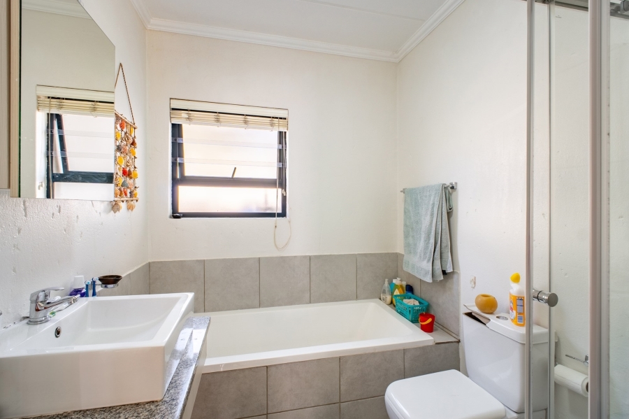 2 Bedroom Property for Sale in Beverley Gauteng
