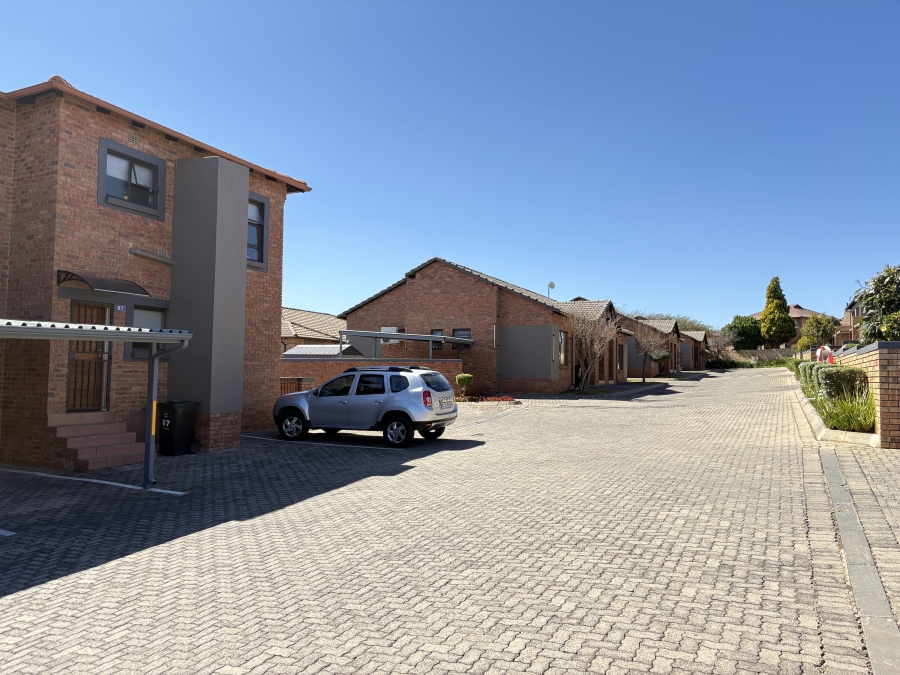 2 Bedroom Property for Sale in Wilgeheuwel Gauteng
