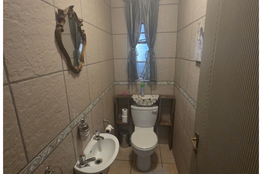 5 Bedroom Property for Sale in Clubview Gauteng