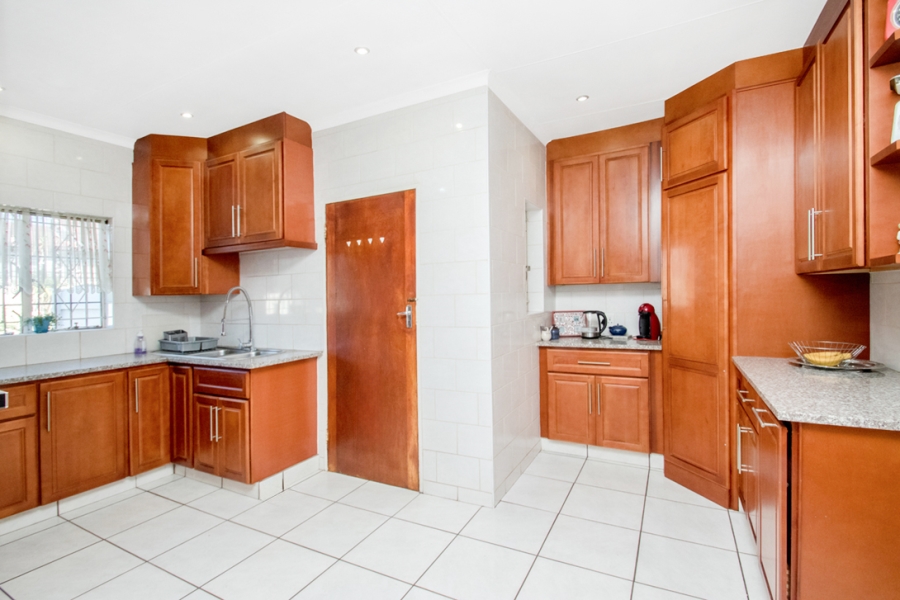 5 Bedroom Property for Sale in Helderkruin Gauteng