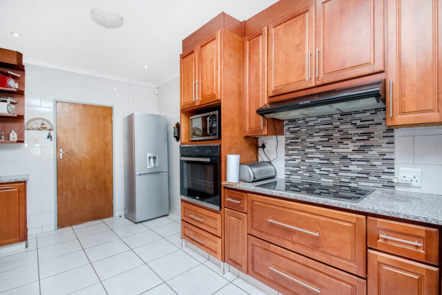 5 Bedroom Property for Sale in Helderkruin Gauteng