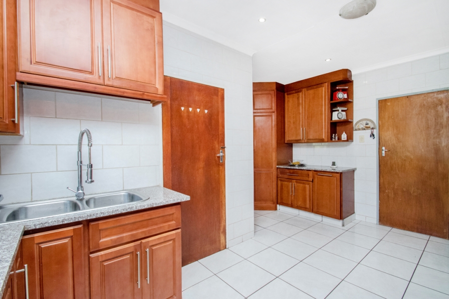 5 Bedroom Property for Sale in Helderkruin Gauteng