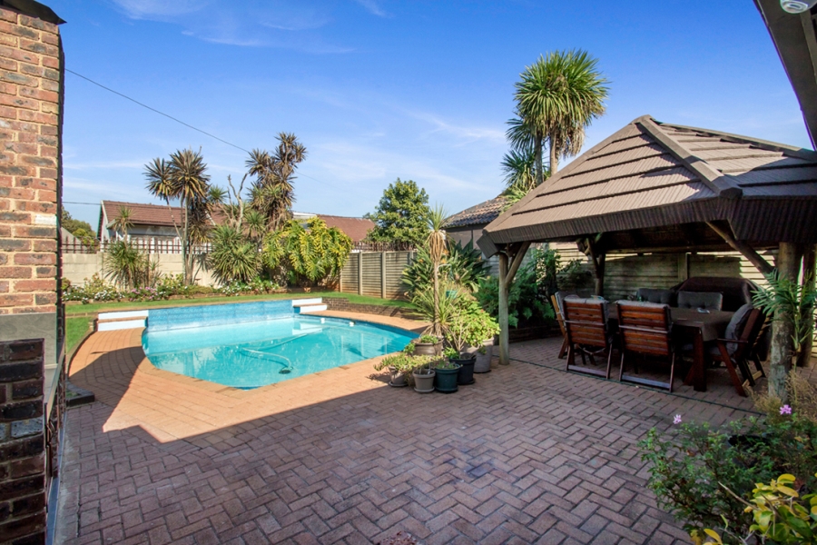 5 Bedroom Property for Sale in Helderkruin Gauteng