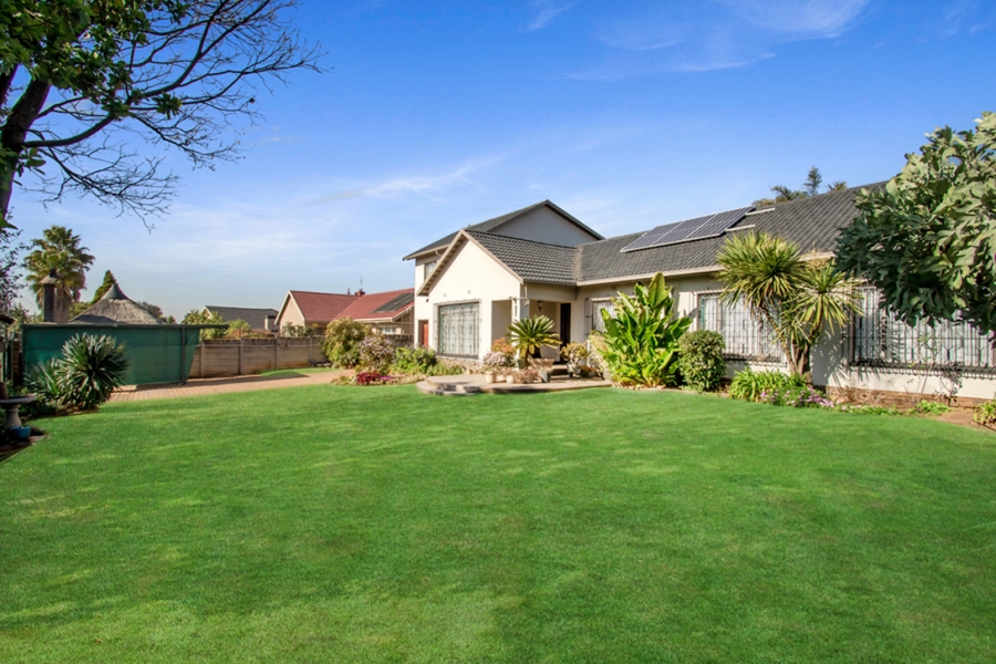 5 Bedroom Property for Sale in Helderkruin Gauteng
