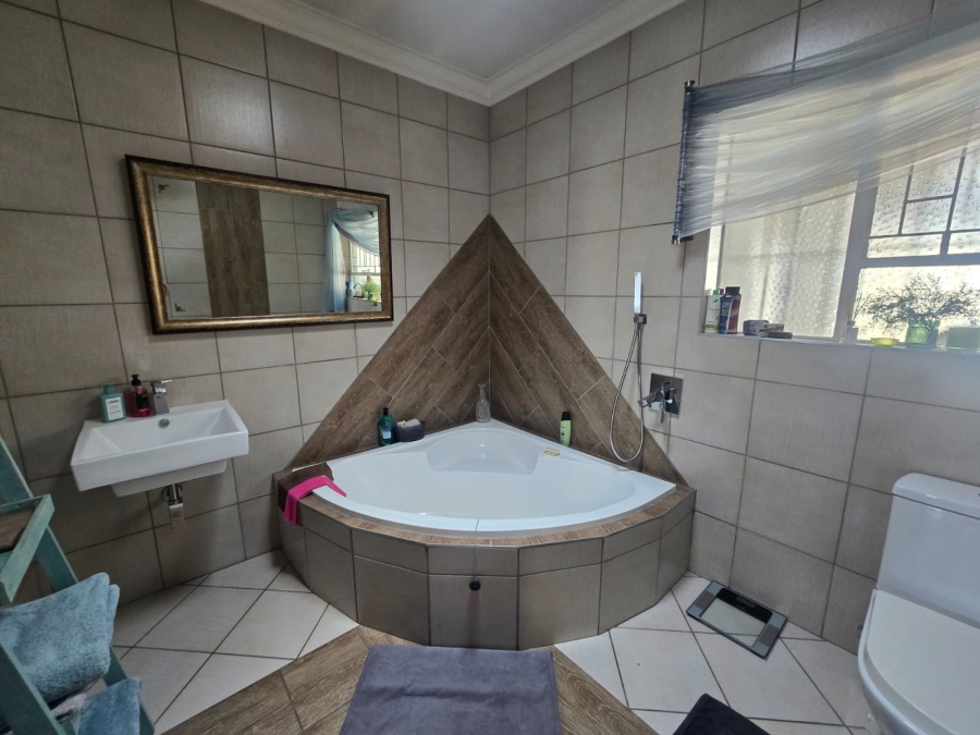3 Bedroom Property for Sale in Brackenhurst Gauteng