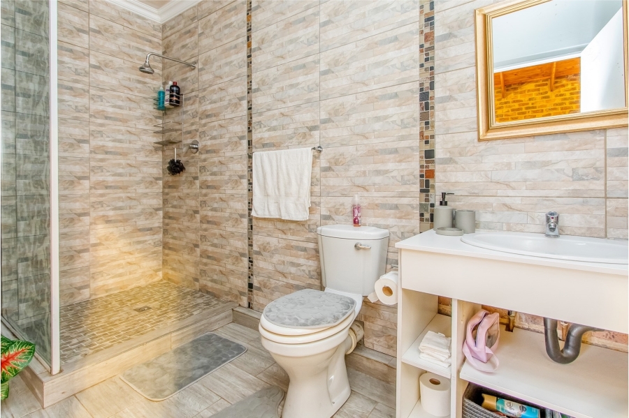 7 Bedroom Property for Sale in Blue Hills AH Gauteng