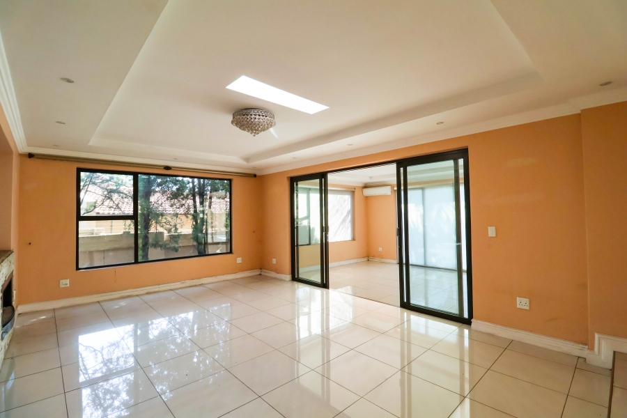 5 Bedroom Property for Sale in Lonehill Gauteng