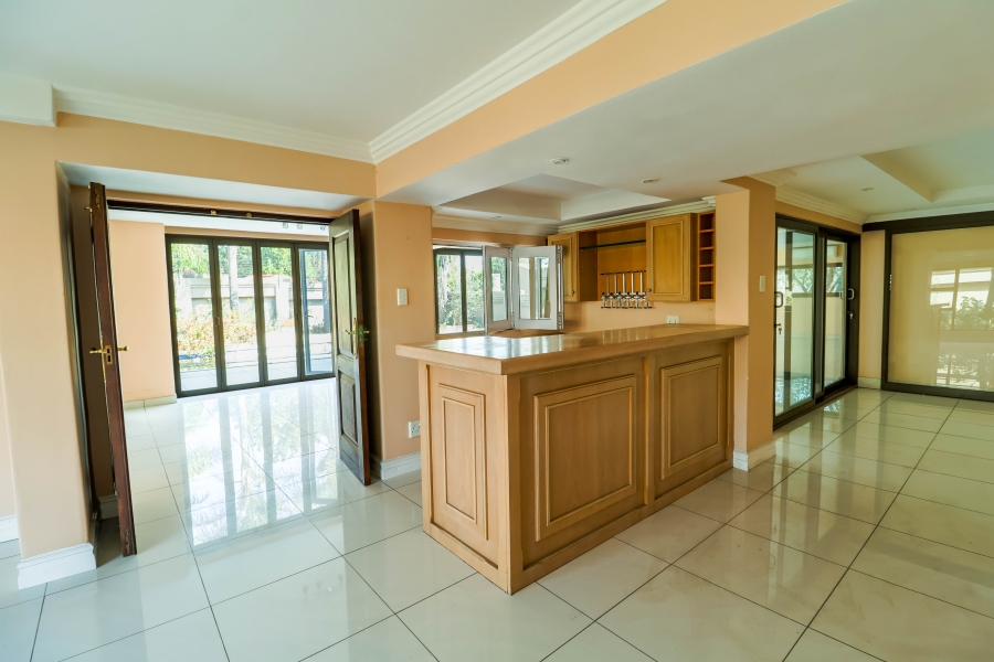 5 Bedroom Property for Sale in Lonehill Gauteng