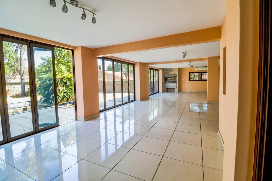 5 Bedroom Property for Sale in Lonehill Gauteng