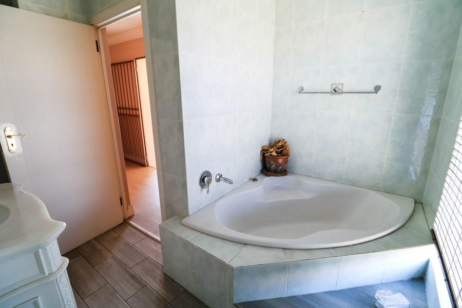 5 Bedroom Property for Sale in Lonehill Gauteng