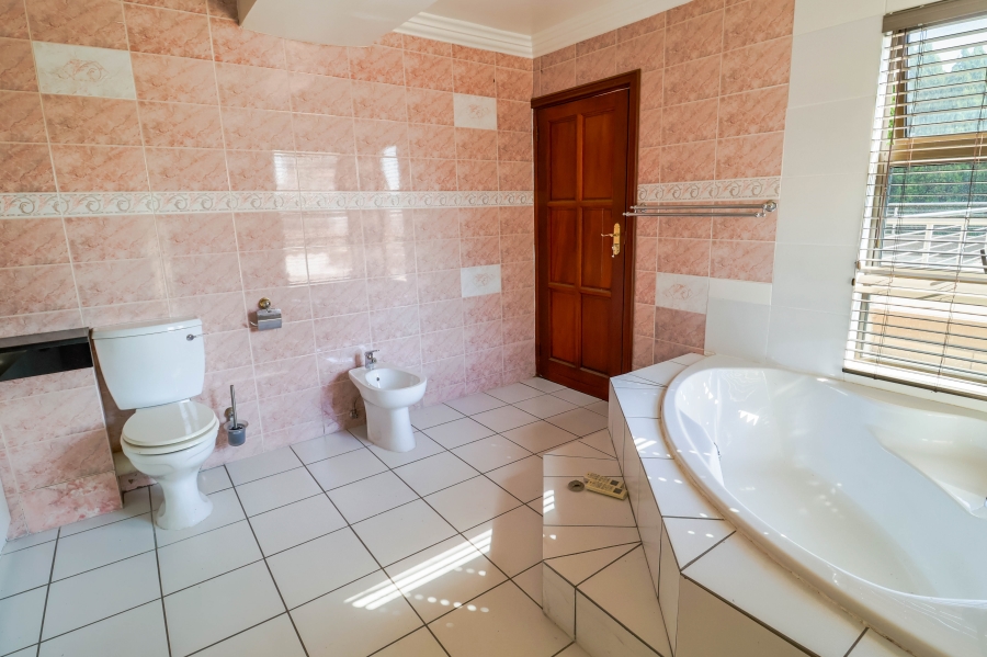 5 Bedroom Property for Sale in Lonehill Gauteng