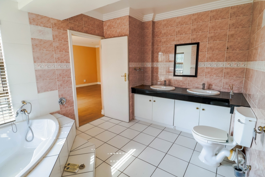 5 Bedroom Property for Sale in Lonehill Gauteng