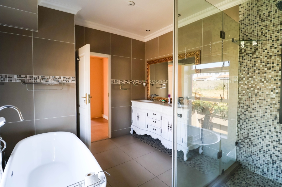 5 Bedroom Property for Sale in Lonehill Gauteng