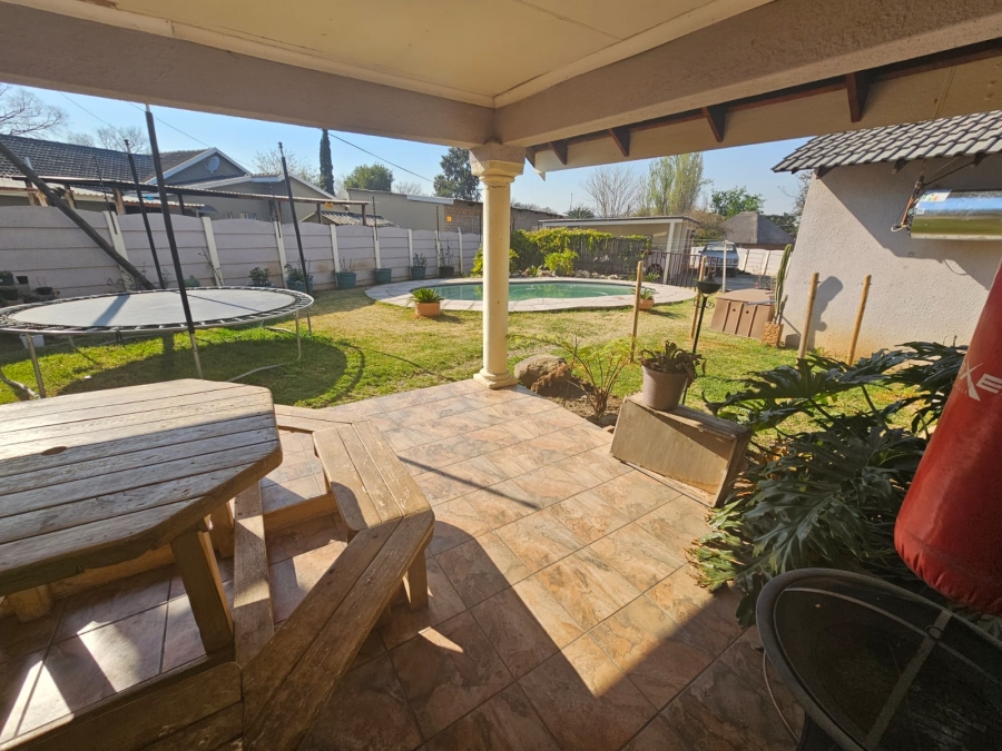 4 Bedroom Property for Sale in General Albertspark Gauteng