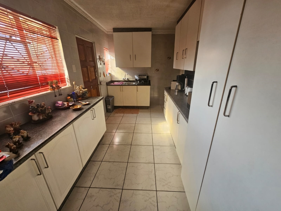 4 Bedroom Property for Sale in General Albertspark Gauteng