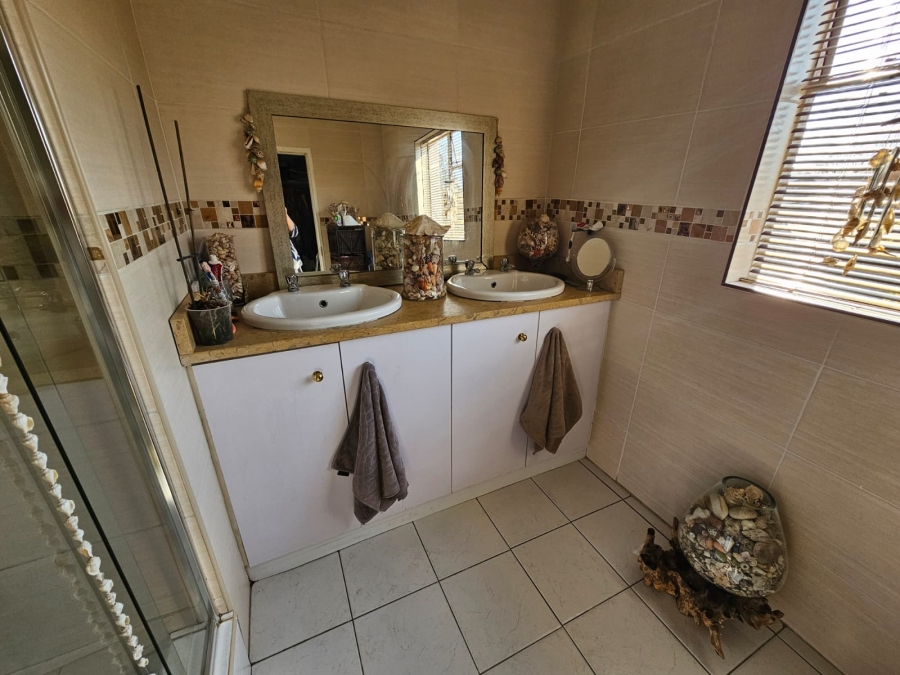 4 Bedroom Property for Sale in General Albertspark Gauteng