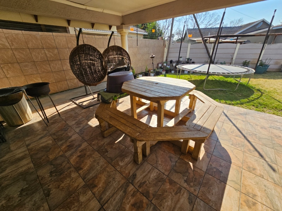 4 Bedroom Property for Sale in General Albertspark Gauteng