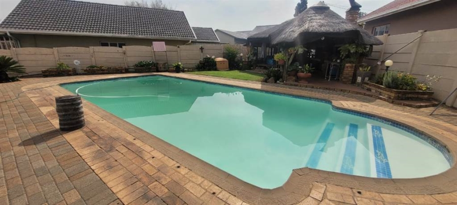4 Bedroom Property for Sale in Verwoerdpark Gauteng