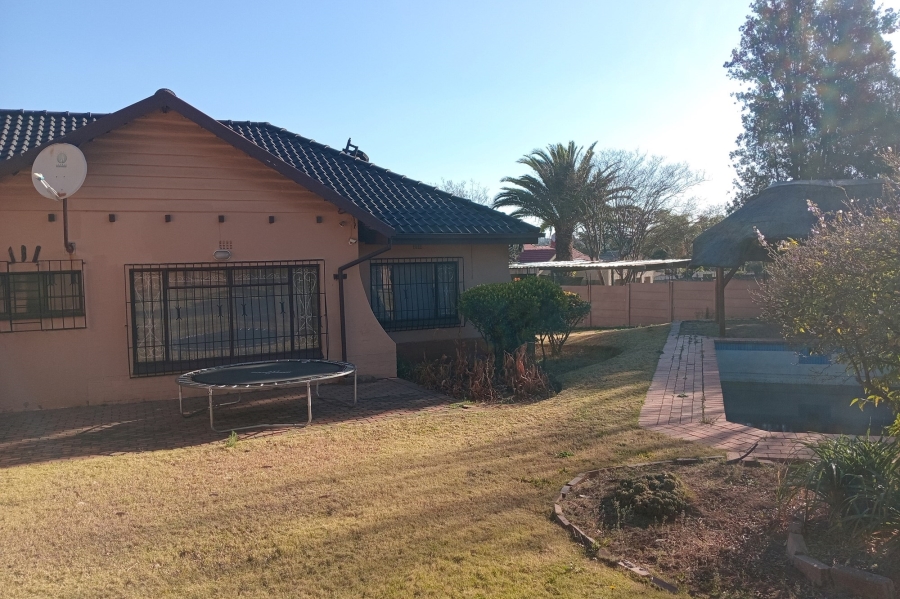 To Let 3 Bedroom Property for Rent in Lombardy East Gauteng